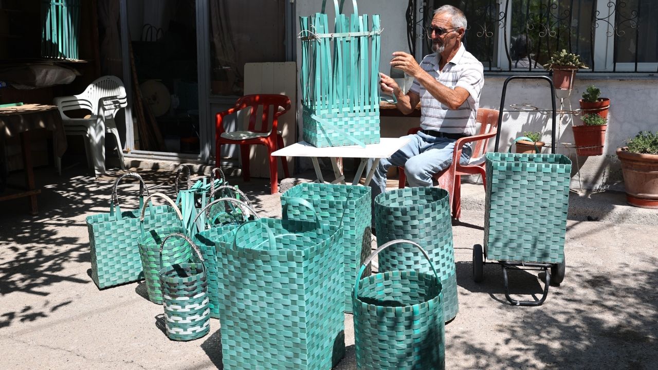 Atık plastik şeritleri sepet ve çantalara dönüştürüyor
