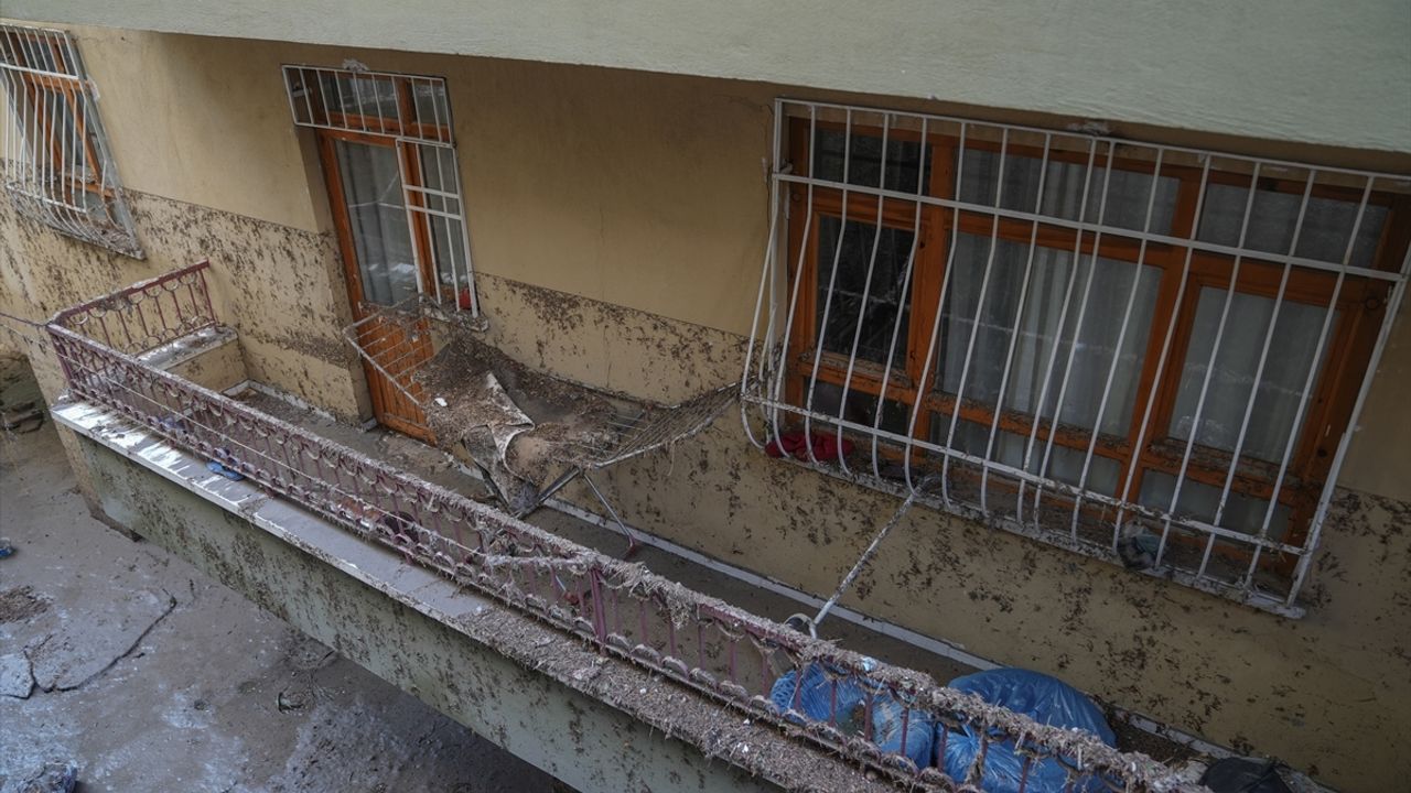 Başkentte sağanaktan etkilenen bölgelerde temizlik çalışmaları sürüyor