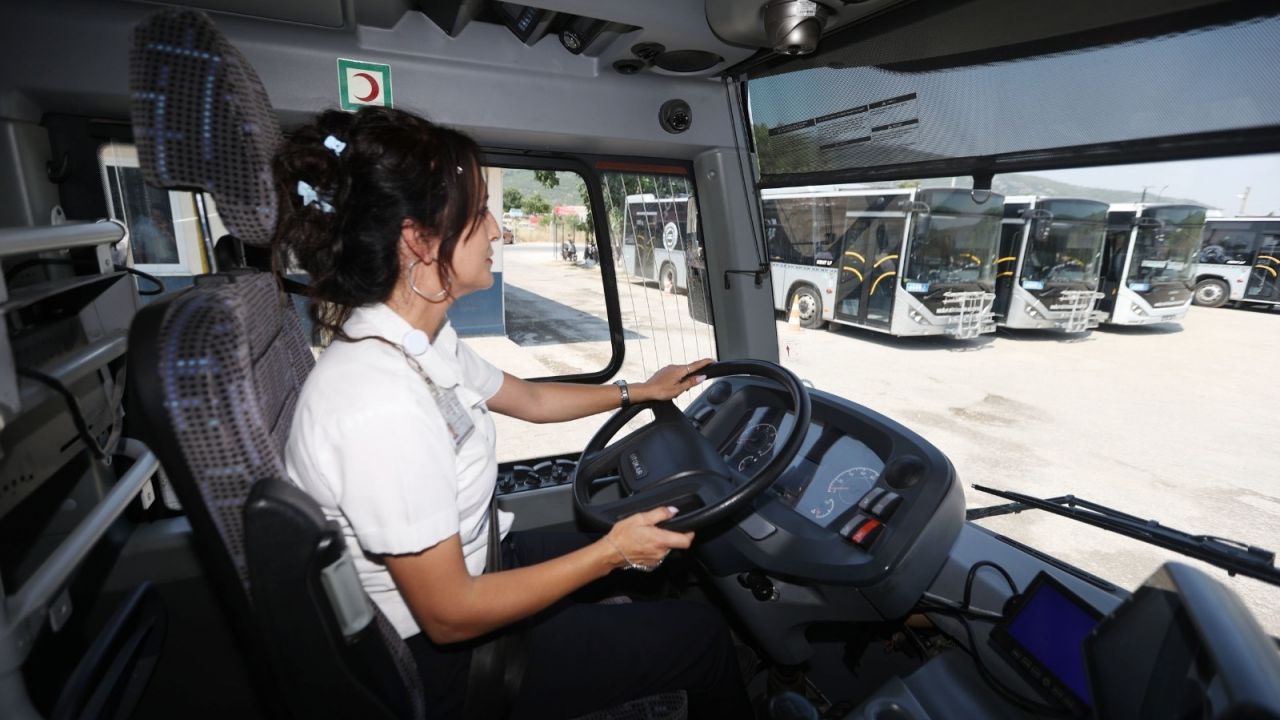 Muğla'da kadın otobüs şoförleri, güler yüzle yolcularını duraklarına ulaştırıyor