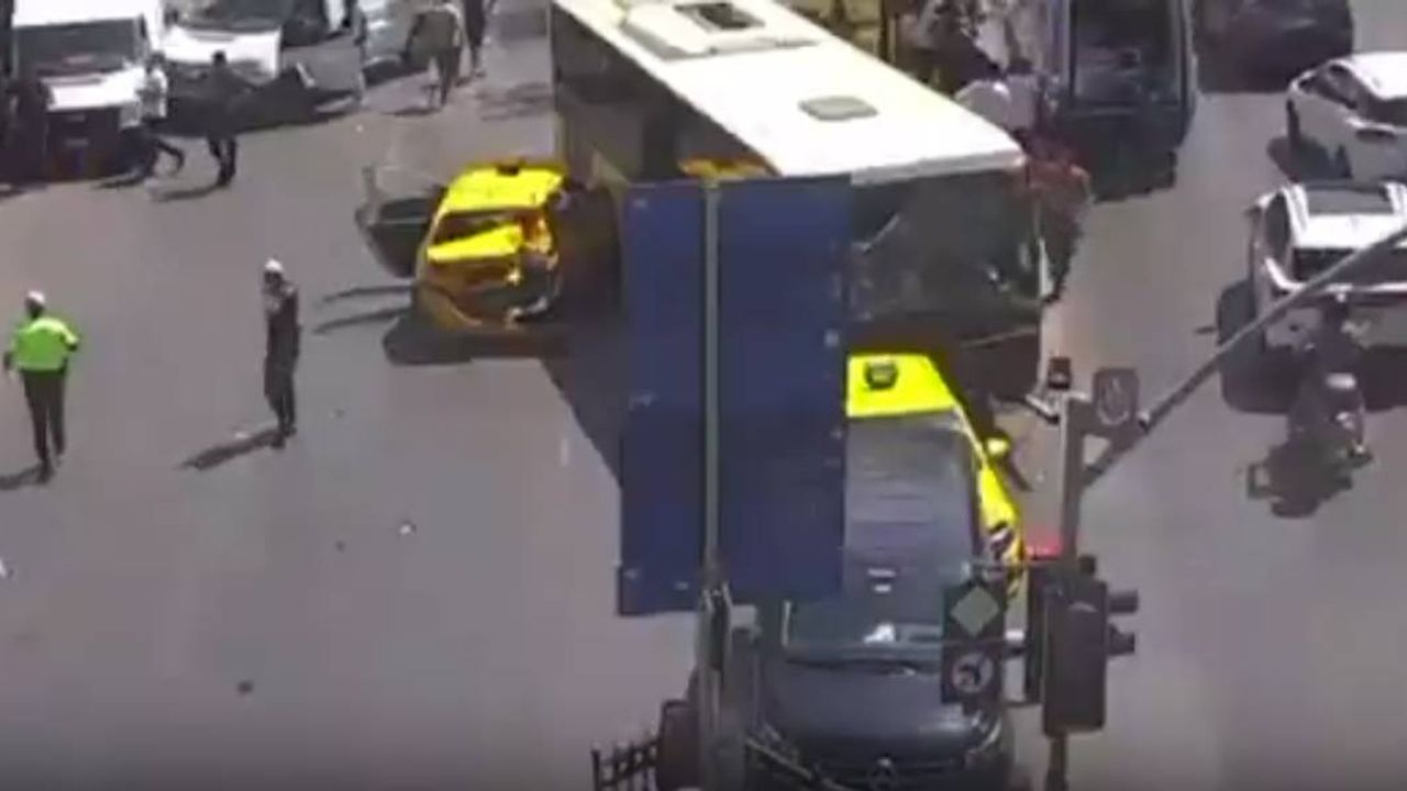 Beyoğlu'nda İETT otobüsünün de karıştığı zincirleme kaza!