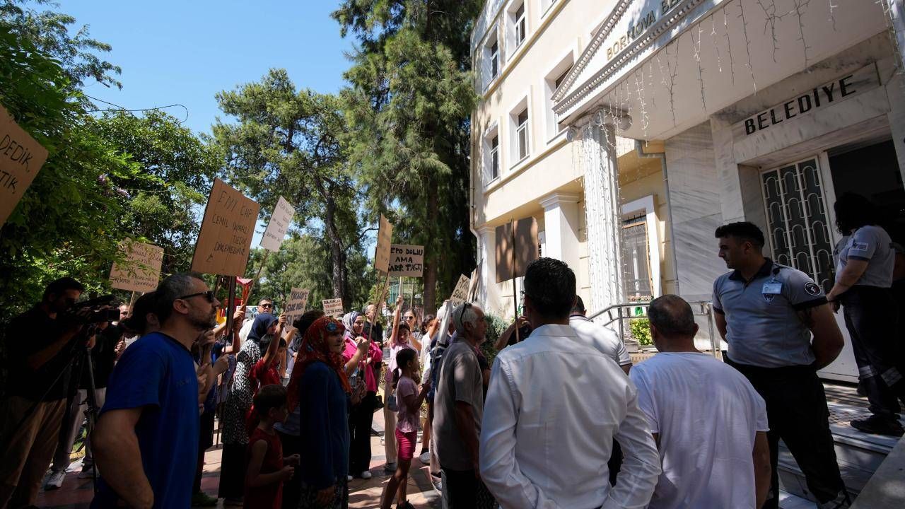 İzmir'de 20 gündür suları kesik olan mahalle sakinleri tepkili