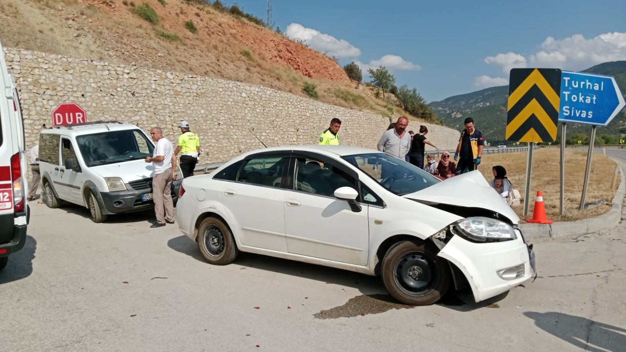 Amasya'da iki otomobilin çarpıştığı kazada 5 kişi yaralandı