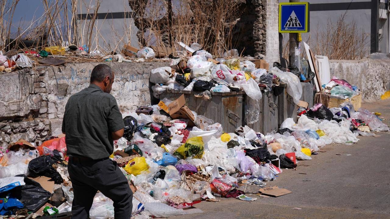 İzmir'de çöp yığınları tepkilere neden oluyor