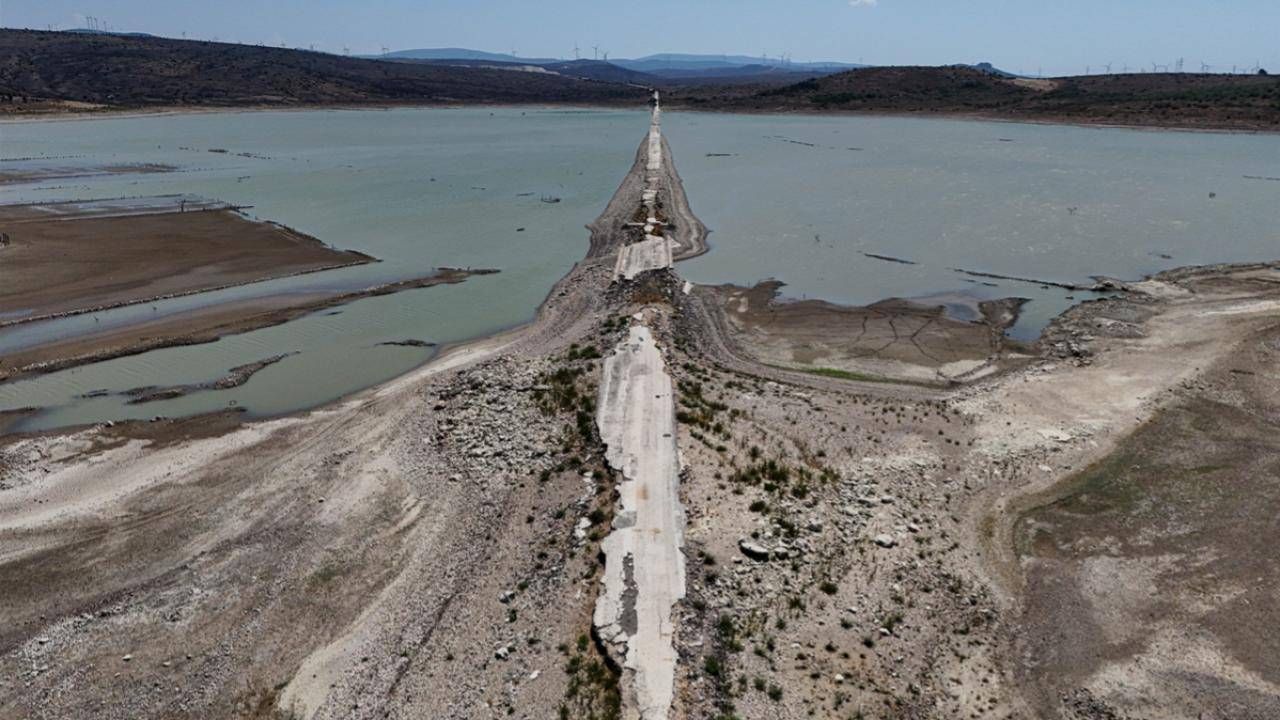 İzmir'de kuraklık alarmı! Eski İzmir-Çeşme kara yolu ortaya çıktı