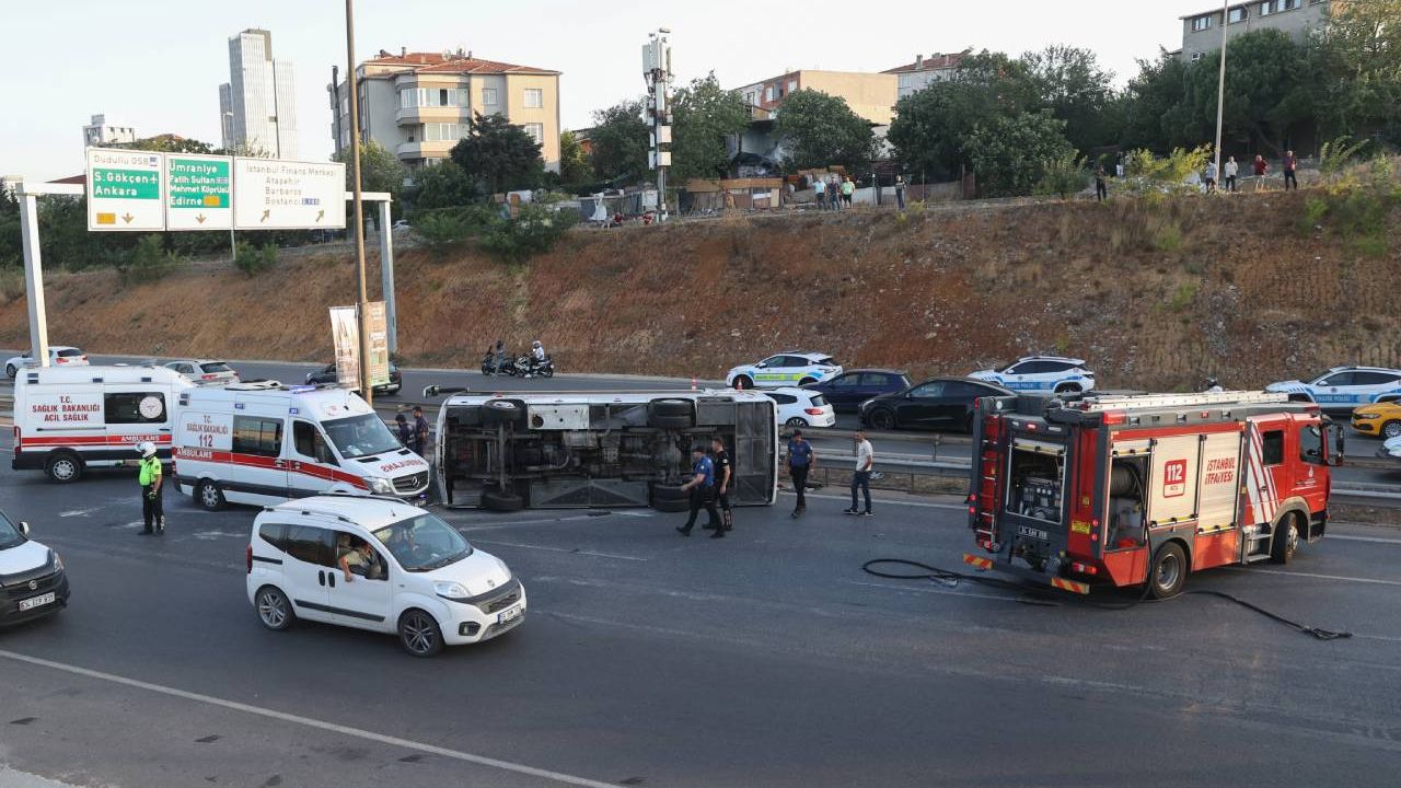 Ümraniye'de servis aracı devrildi!