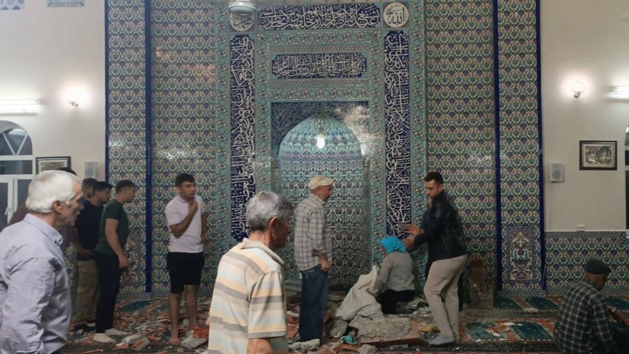 Camide mihrap tacı cemaatin üzerine düştü: Bir ölü