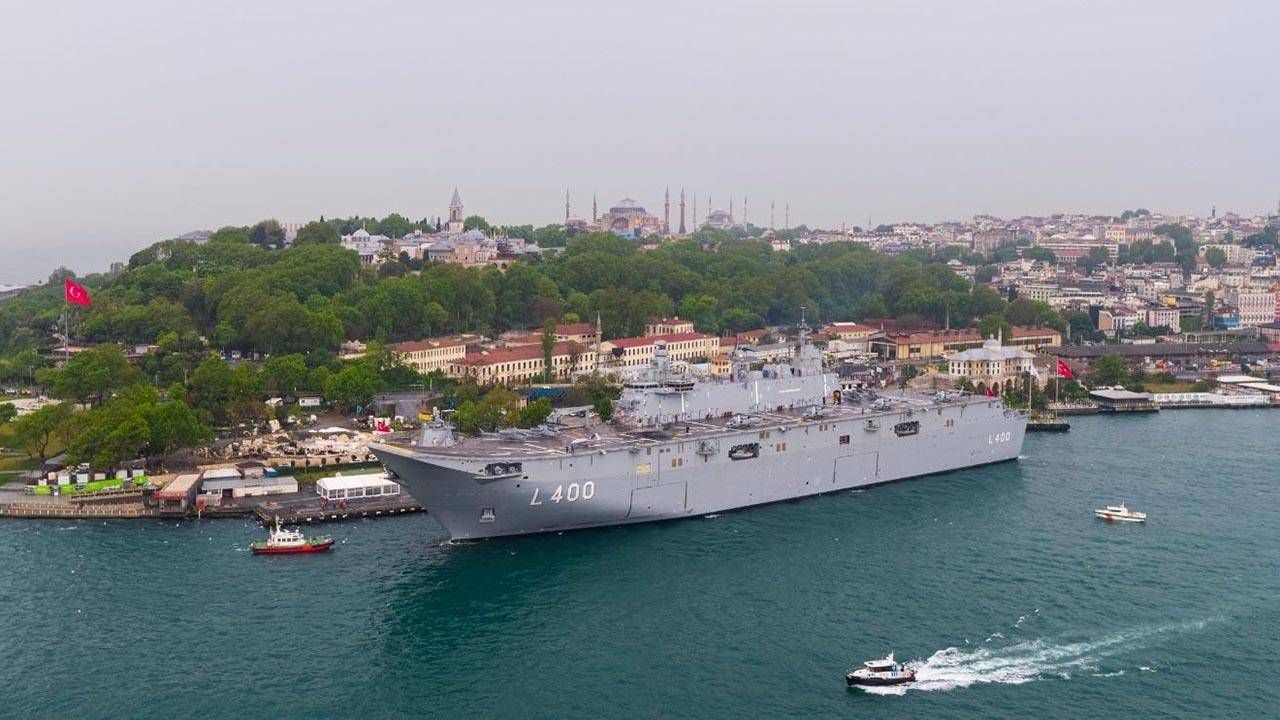 TCG Anadolu, geçiş töreni için Sarayburnu'ndan ayrıldı