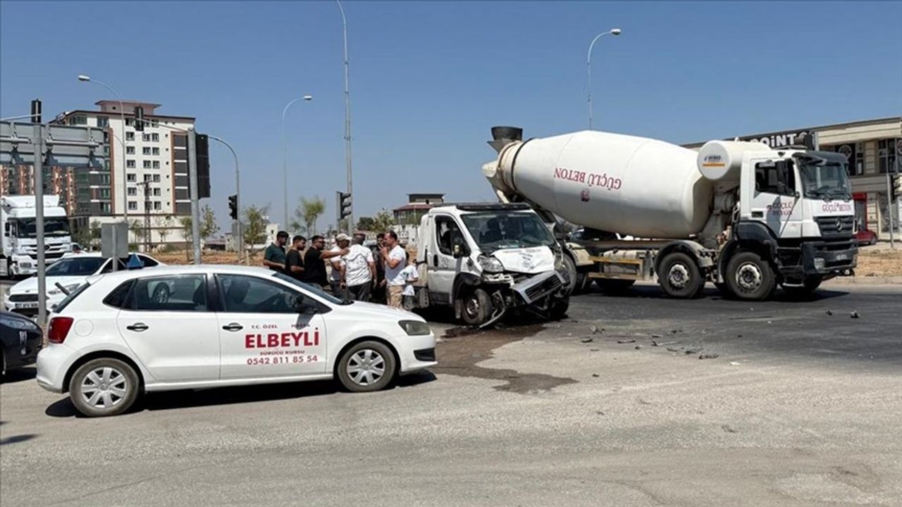 Hatay'da otomobil ile çekici çarpıştı! Çok sayıda ölü var