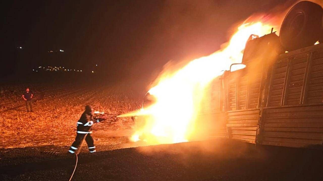 Ters dönen tır alev aldı, şoför yanarak can verdi