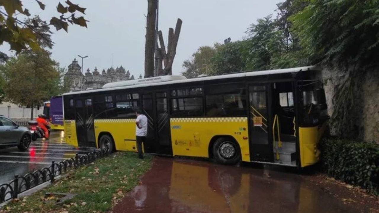 İstanbul'da İETT otobüsü motosiklete çarptı