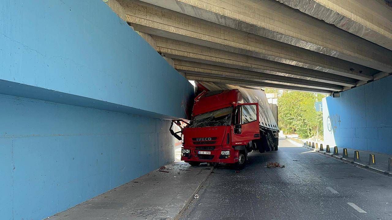 'Navigasyon yönlendirdi' dedi, kamyon alt geçide takıldı