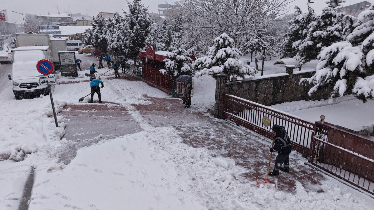 Van ve Bitlis'te 161 yerleşim yerine ulaşım sağlanamıyor