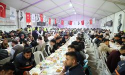 Depremzedeler "Bu sofrada kardeşlik, ramazanda bereket var" sloganıyla iftarda buluşturuluyor