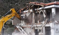 Kahramanmaraş'ta ağır hasarlı binaların yıkımı sürüyor
