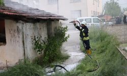 Taşova’da çıkan yangında ahşap ev kullanılamaz hale geldi