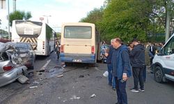 İşçi taşıyan minibüs ışıklarda bekleyen araçlara çarptı