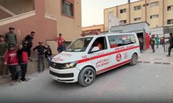 İsrail'in Gazze'de tehlikeli yola yönlendirdiği yardım tırı devrildi