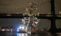 Meksika donanmasına ait gemi Brooklyn Köprüsü'ne çarptı
