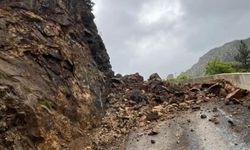 Gümüşhane'de heyelan sonucu yollar kapandı
