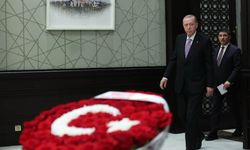 Bahçeli'den Kabine'ye Türk bayraklı çiçek
