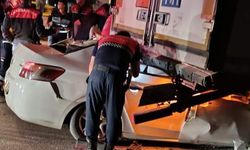 Mersin'de otomobil park halindeki tıra çarptı