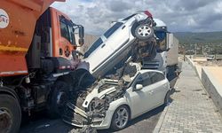 Mersin'de kontrolünden çıkan kamyon 15 araca çarptı