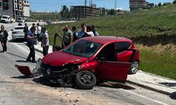 Bayburt'ta kamyon ve otomobilin çarpıştığı kazada 4 kişi yaralandı