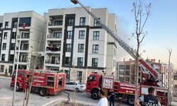 Hatay'da apartmanın çatısında çıkan yangın hasara neden oldu