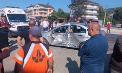 Zonguldak'ta hafif ticari araç ile otomobilin çarpıştığı kazada 4 kişi yaralandı