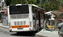 Sürücüsü fenalaşan belediye otobüsü tramvay durağına çarptı