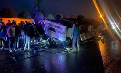 İşçileri taşıyan midibüs devrildi: 25 yaralı