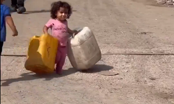 Gazzeli küçük çocuk boyunu aşan su bidonlarını taşımak zorunda bırakıldı!