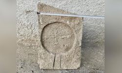 Otomobilden Bizans dönemine ait mezar steli çıktı