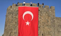 Tarihi Diyarbakır Surları'na Türk bayrağı asıldı