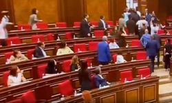 Ermenistan'da meclis karıştı: Tekme ve yumruklar konuştu!