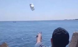 Mısırlıların içlerine gıda koyup denize bıraktıkları şişeler Gazze'ye ulaştı