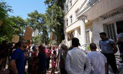İzmir'de 20 gündür suları kesik olan mahalle sakinleri tepkili