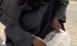 Gazze açlıktan ölüyor: Yere dökülen unu elleriyle topladı