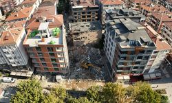 Küçükçekmece'de apartman yıkım sırasında çöktü