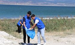 Kuruma tehdidi altındaki Burdur Gölü'nün çevresi atıklardan temizlendi