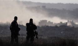 Katil İsrail ellerini havaya kaldırarak teslim olan 2 Filistinliyi infaz etti