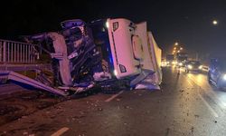 Eskişehir-Ankara yolunda devrilen tır ulaşımı aksattı