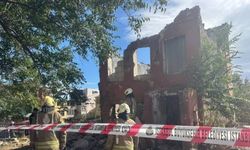 Kocaeli'de balkon duvarının bir bölümü yıkılan 2 katlı bina boşaltıldı