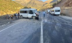 Şırnak'ta minibüs ile hafif ticari araç çarpıştı: 11 yaralı
