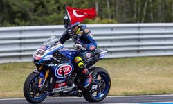 Milli motosikletçi Razgatlıoğlu, Adana'da sponsorluk anlaşmasını yeniledi