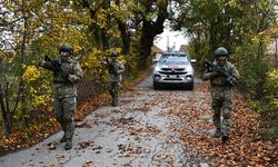 Türk askeri, Kosova'da devriyede