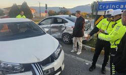 Erzincan'da iki otomobilin çarpışması sonucu 5 kişi yaralandı