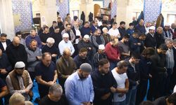 Gürcistan'da düşen uçakta şehit olan askerler için Bakü'de gıyabi cenaze namazı kılındı