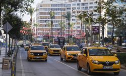 İzmir'de taksicilerden korsan taksiciliğe konvoylu tepki