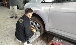 Kars'ta zorunlu kış lastiği uygulaması nedeniyle lastikçilerde yoğunluk yaşanıyor